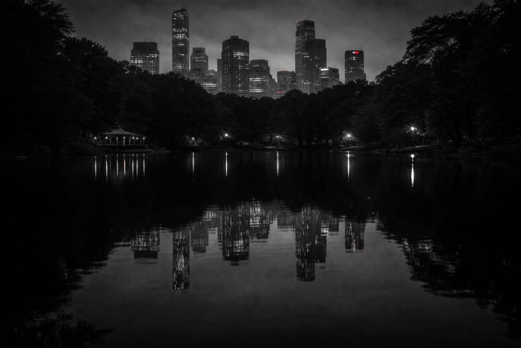 nocturn lac reflexie cladiri zgarie nori