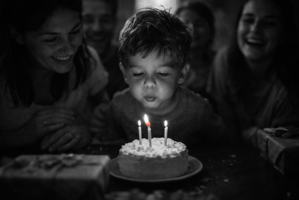 copil care sufla in tort - alaturi de cei dragi